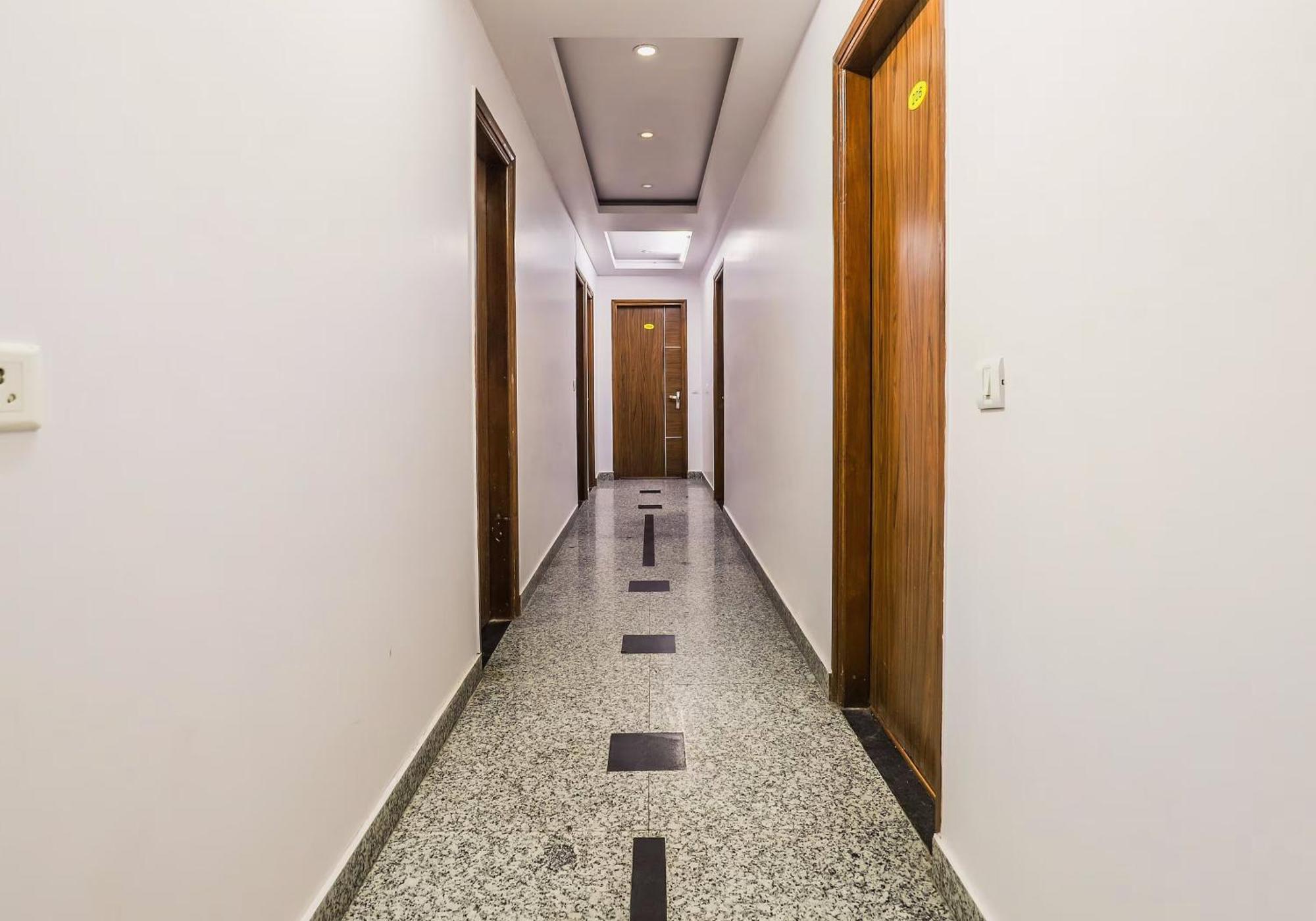 Hotel O Sehej Continental Ню Делхи Екстериор снимка