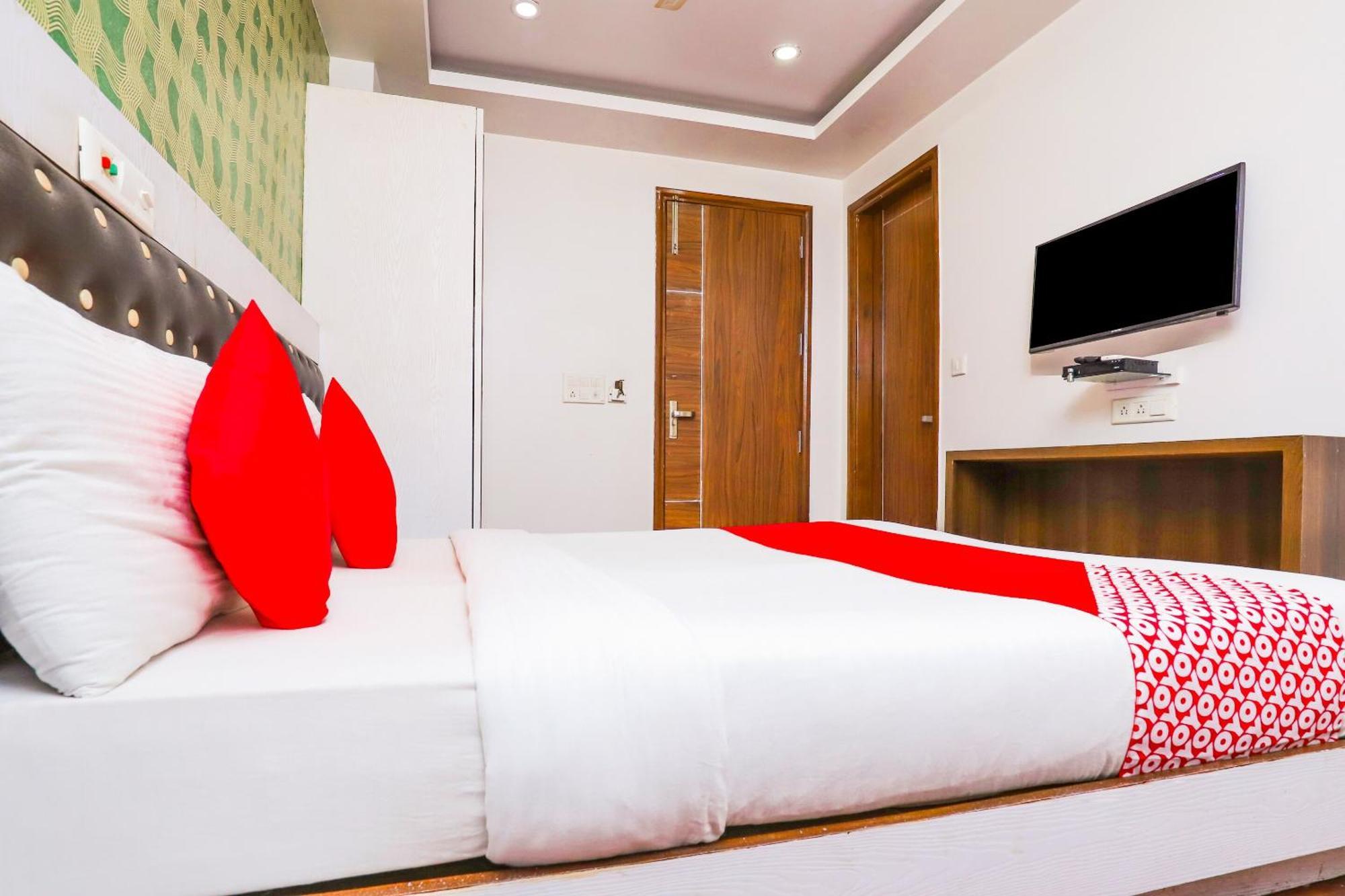 Hotel O Sehej Continental Ню Делхи Екстериор снимка
