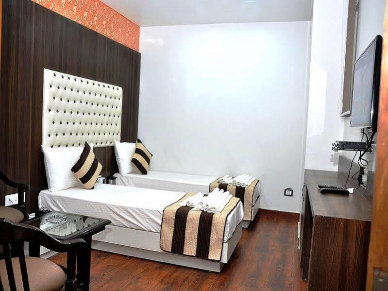 Hotel O Sehej Continental Ню Делхи Екстериор снимка